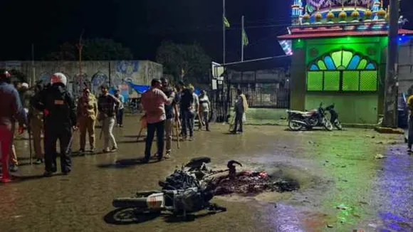 gujarat violence police public clash after notice pasted on the dargah in Junagadh,