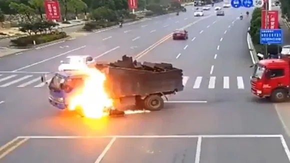 Viral video, viral news, shockin video, scary video, ajab gajab, accident video, bike rider collided with dumper, bike and dunper accident, accident video,