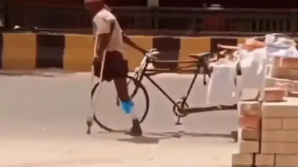 Specially abled man pulling a cart with one hand, Specially abled man pulling a cart, Specially abled man, inspirational Video, blessings, viral video, trending video, inspiring video, video of Specially abled man, viral video of Specially abled man, humanity, hard work, kindness, struggle