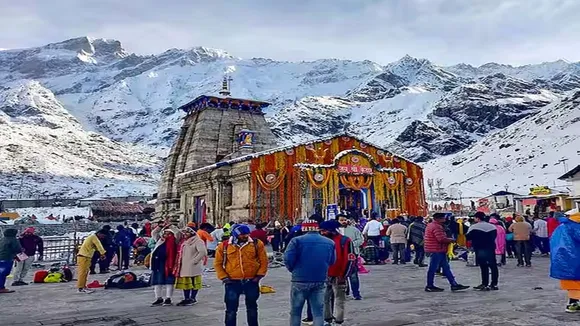 Men force horse to smoke weed, kedarnath temple, viral video, disgusting, kedarnath yatra video, animal abuse, inhuman video, uttarakhand, kedarnath, kedarnath Trek, inhuman, inhumanity, Horse forced to smoke weed on the way to kedarnath, Horse forced to smoke weed, Horse forced to smoke video, smoke , Horse smoke video, horse smoke video viral, horse viral video, viral video of horse smoke, trending news, trending video, viral news