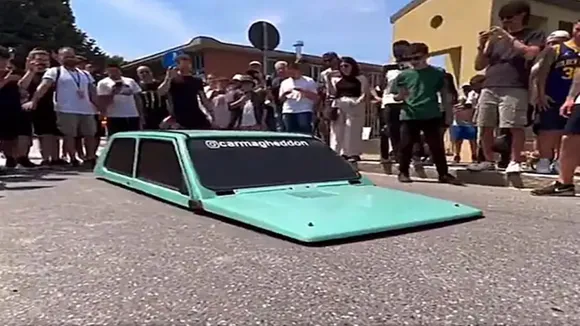 lowest car in the world, lowest car design, lowest car video, the lowest car in the world, car without tyres, car without tyre bonnet, lowest car design, car with no tyre, car crawl like snake, car crawling video, car moving like snake video, weird news, latest news, trending news, ajabgajab, shocking news, latest news in hindi, weird news in hindi, ajabgajab, viral news, hatke news, amazing news in hindi"/>