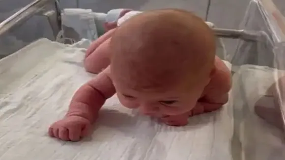 baby crawling just 3 days, 3 din me chalne lagi bacchi, newborn baby Shocking video,Newborn baby starts crawling,Newborn baby viral video,kid crawling just after birth, Samantha Mitchell, Ajab Gajab news, Shocking news, Weird news, OMG News, bizarre news, amazing news, good news, interesting news, viral news, trending news, hatke news