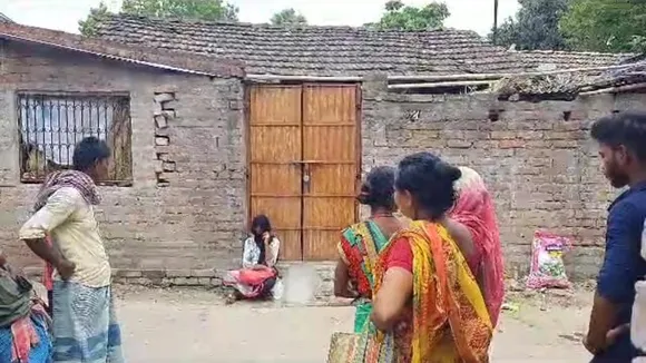 young woman dharna at lover's house demanding marriage