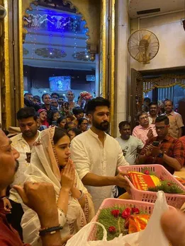 ভিকি কৌশল এবং সারা আলি খান সিদ্ধিবিনায়ক মন্দিরে যান (2)