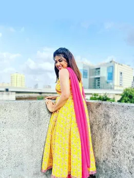 ধনশ্রী কাদগাঁওকর হলুদ আনারকলি পোশাক