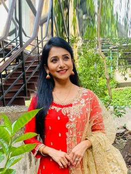 জুই গড়কড়ি কমলা পোশাকের চেহারা