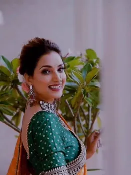 রূপালী ভোঁসলে হলুদ নওভারি শাড়ি