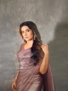 সোনালি কুলকার্নি শাড়ি ভিডিও