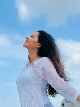 তিতিক্ষা তাওদে সাদা কুর্তা