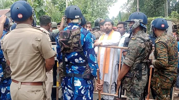 cooch Behar Union Minister Nishith Pramanik bombing panchayat election clash , স্ক্রুটিপর্বেও বেলাগাম হিংসা, কেন্দ্রীয় মন্ত্রীর সামনেই বোমাবাজি, গাড়ি নিশানা করে তির হামলা