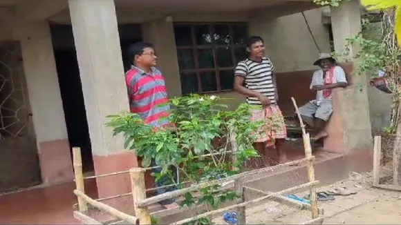 a family keep shelter a peacock at home thinking it is a hen