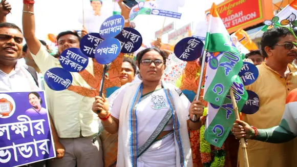 Ten armed Mamata Banerjee like Durga is eye catching in Dharmatala , ধর্মতলায় দশভূজা মমতা! অস্ত্রের বদলে হাতে রাজ্যের উন্নয়ন প্রকল্পের হোডিং