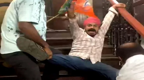 bjp youth leader enters state election commission office , কমিশন দফতরে তুলকালাম, বিজেপির যুব নেতাকে চ্যাংদোলা করে বার করল পুলিশ