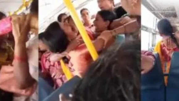 Karnataka, Women Fight, Viral Video, Women Fight Video, Women Fight Viral Video, Women Fight in Karnataka, Women Fight in Karnataka Viral Video, Women Fight For Seat in Bus, Women Fight For Seat in Bus Video, Karnataka Viral Video, Karnataka News