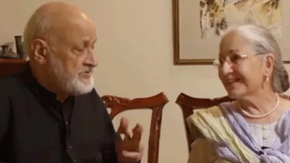 Elderly couple singing, couple singing, couple singing video, singing, singing video, heart touching video, viral videos, trending videos, trending news hindi, Trending News in Hindi, Trending Latest News, Trending News photos, Trending News Videos, Breaking Trending News hindi, Latest Trending News