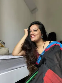 স্প্রুহা জোশী কালো শাড়ি
