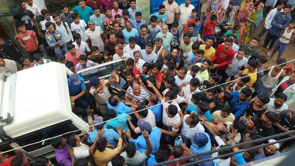 in Malda villagers dressed as customers and vandalized the electricity office , গ্রাহক সেজে কয়েকজন সরকারি দফতরে ঢুকতেই সেকি কাণ্ড! তারপর?