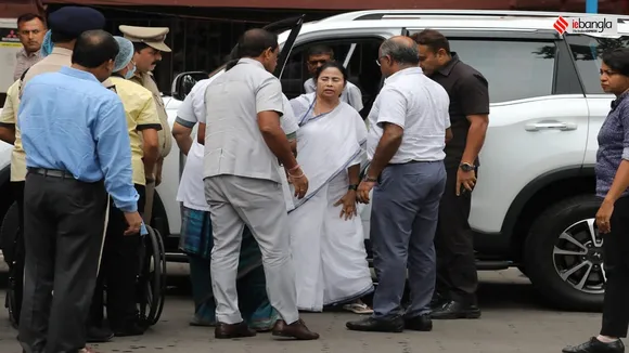 according to sskm sources cm mamata banerjee may undergo surgery on her left leg , মুখ্যমন্ত্রী মমতা ব্যানার্জীর বাঁ পায়ে অস্ত্রোপচার হতে পারে বলে এসএসকেএম সূত্রে খবর