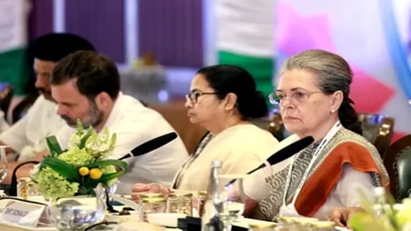 Why did Mamata Banerjee go soft on Congress in the anti-BJP alliance meeting , গালমন্দের পরও পাশে সনিয়া! রাহুল 'ফেভারিট', কেন কংগ্রেসকে আঁকড়ে ধরছেন মমতা?