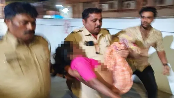 Police constable carries injured elderly woman to hospital , Mumbai Police constable, Mumbai Police, Mumbai Police tweet, Mumbai Police twitter, Mumbai Police news, positive news, positive story, viral news, trending news, humanity, kindness, Police constable, Police constable news, elderly woman, Mumbai, Mumbai news,constable Sandeep Vakchaure