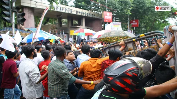 jadavpur university student death sfi protest rally scuffle with police , যাদবপুর বিশ্ববিদ্যালয়ে ছাত্র মৃত্যুর প্রতিবাদে এসএফআইয়ের মিছিলে পুলিশ বাধা দিলে ধুন্ধুমার