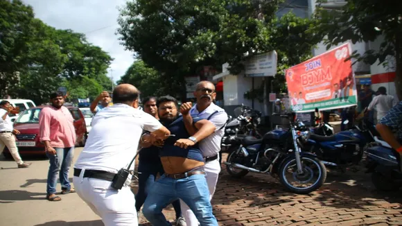 ABVP rally in Jadavpur blocked by police updates , যাদবপুরে তুলকালাম, পুলিশের সঙ্গে ABVP কর্মীদের ধস্তাধস্তি