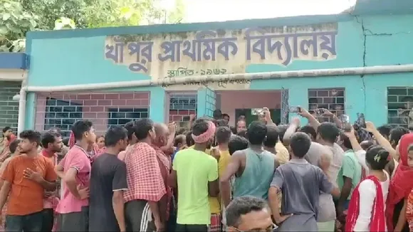 After order of transfer teacher in Kalna of Burdwan came to take release than big fraud exposed , বদলির পর শিক্ষক রিলিজ নিতে আসতেই বিরাট জালিয়াতি ফাঁস! একেবারে হুলস্থূল কাণ্ড