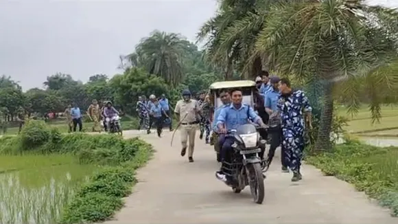 police ran away from the chaos during the formation of the Panchayat Board in Gajole , গাজোলে ধুন্ধুমার, নিশানায় পুলিশ, বেগতিক বুঝেই টোটো চড়ে-দৌড়ে কোনও মতে পালালো উর্দিধারীরা