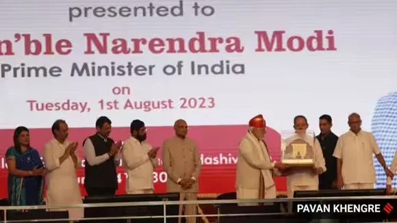 Modi was conferred with the Lokmanya Tilak National Award , মোদীর মুকুটে নয়া পালক, পুরস্কার মঞ্চে 'ইন্ডিয়া'র নেতাদের আর্জি উপেক্ষা করে হাসি মুখে পাওয়ার!