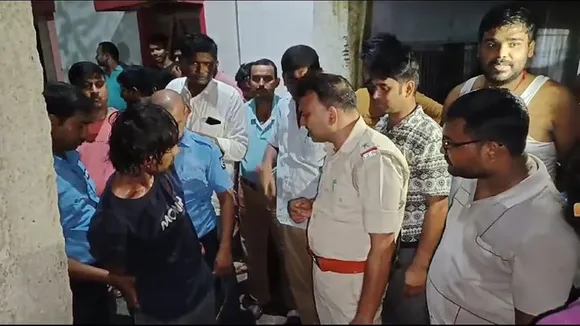 mob caught the husband and wife on the charge of theft and beat them up