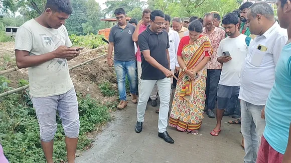 DM got angry after seeing Pathashree project road in Raina of East Burdwan , পূর্ব বর্ধমানের রায়নায় পথশ্রী প্রকল্পের রাস্তা দেখে রেগে গেলেন জেলাশাসক