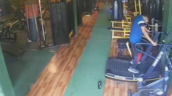 UP Ghaziabad, ghaziabad man suffered a heart attack, gym heart attack video, ghaziabad man treadmill attack, Ghaziabad gym death video, gym work out death news, gym treadmill death, man dies working out, man treadmill video, man suffers cardiac arrest in gym, man dies in gym, man gym heart attack man"