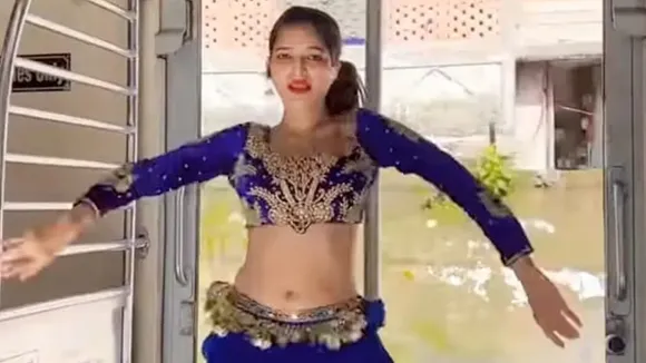 Woman seen belly dancing in Mumbai local, Woman doing belly dance in Mumbai local, belly dance in Mumbai local , belly dance, Mumbai local, viral video, Mumbai local train, belly dance video, belly dance video viral, belly dance viral video, viral video of belly dance, trending video,