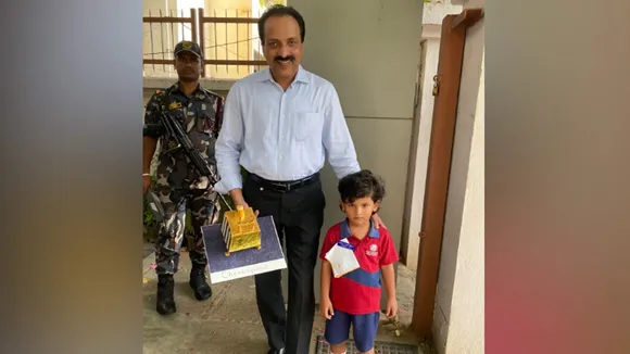 ISRO Chief S Somanath, ISRO Chief Receives Handmade Model Of Vikram Lander, Little boy gifts ISRO Chief Model Of Vikram Lander, Handmade Model Of Vikram Lander, Vikram Lander, Model Of Vikram Lander, ISRO Chief, S Somanath, viral news, trending news, Chandrayaan-3