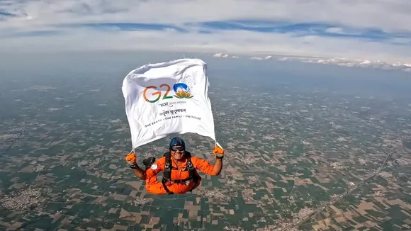 "Wing Commander Gajanand Yadav celebrates G20 summit, Wing Commander Gajanand Yadav skydived from 10000 feet with G20 handheld flag, G20 handheld flag, G20 summit , G20 2023, Wing Commander Gajanand Yadav, viral news, trending news,