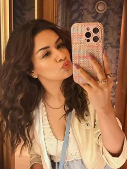 cropped-AVNEET-KAUR-MASTI-MOOD-IN-LONDON.jpg