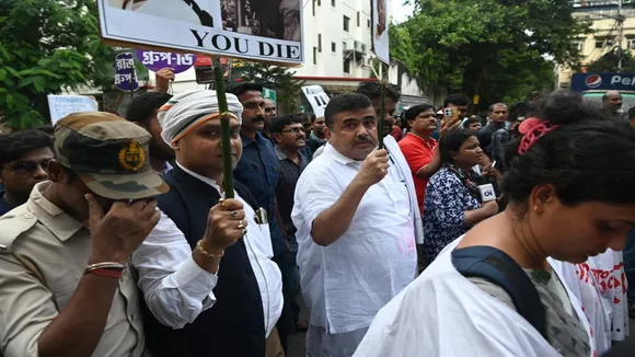 Kausthav Bagchi and Suvendu Adhikari walk together near Abhisheks office on Camer Street for Group D job candidates recruitment demand , গ্রুপ ডি চাকরি প্রার্থীদের নিয়োগের দাবিতে ক্যামার স্ট্রিটে অভিষেকের অফিসের কাছে কৌস্তভ বাগচী ও শুভেন্দু অধিকারী একসঙ্গে হাঁটলেন