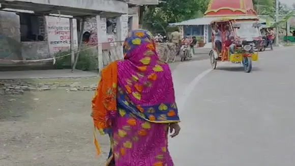 woman allegedly acid attacked by husband in kultali , মেলেনি দাবি মত পণ, বধূর উপর অ্যাসিড হামলা স্বামী ও সতীনের