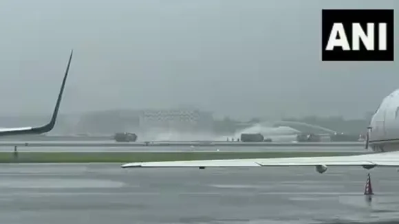 Mumbai aircraft accident , অবতরণের সময় বড়সড় দুর্ঘটনা, পিছলে গেল বিমান, জখম পাইলট, বরাতজোরে রক্ষা যাত্রীদের