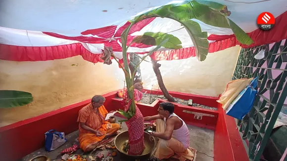 another tradition of kalabou snan is at dutta bari in howrahs uluberia , দত্ত বাড়িতে কলাবউ স্নানের আজব রীতি! কেন?