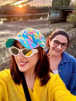 sara-ali-khan-in-london-with-mother-amrita-singh
