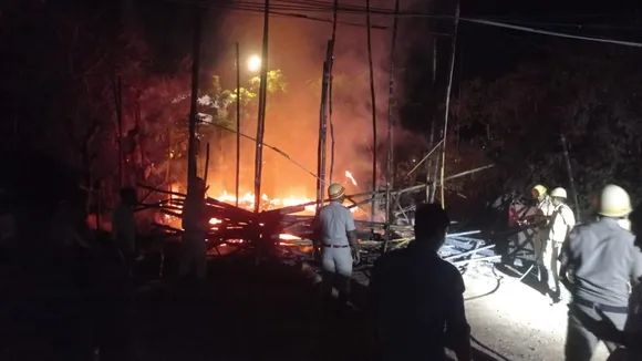 Burnt Durga idol pandal in Malda English Bazaar , পঞ্চমীর সন্ধ্যায় ভয়াবহ আগুনে ভস্মীভূত দুর্গা প্রতিমা ও মণ্ডপ