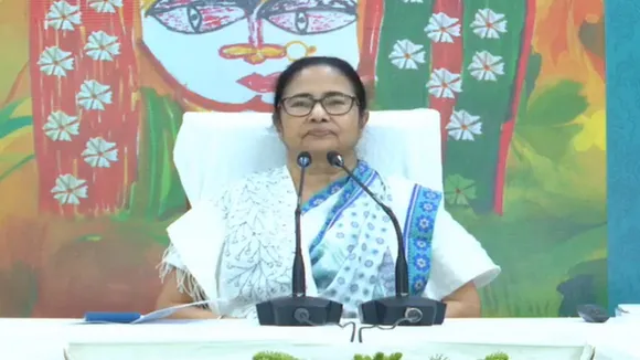 Mamata Banerjee told again how is the leg injury , অভিষেকের মা'য়ের কাঁধে ভর দিয়েই আসনে মমতা! বললেন- 'জীবন-মৃত্যু মধ্যে লড়ছি'
