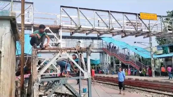Train cancels on Sealdah South due to demolition work of footbridge at Jayanagar Majilpur
