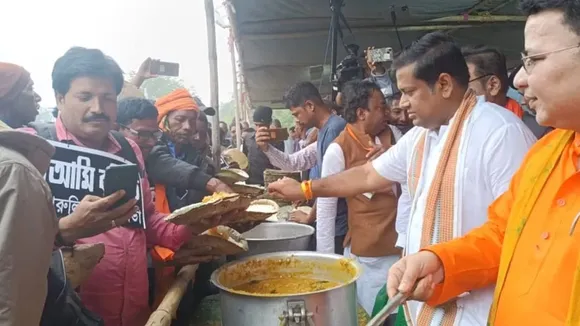 BJP feeding workers rice and dal before Amit Shahs meeting at Dharmatala Kolkata 698950 , তৃণমূলের ডিম-ভাত, পাল্টা ধর্মতলার সভার দিন বিজেপি কর্মীদের পাতে কোন কোন পদ?