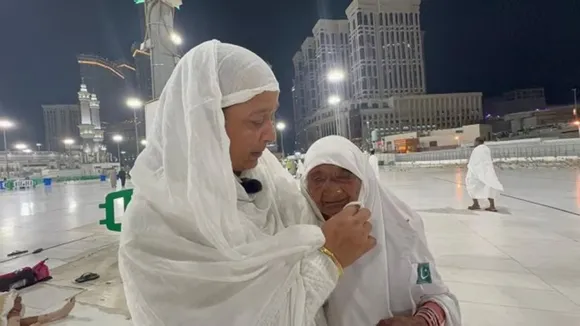 an Indo-Pak reunion of families in Mecca Hajra Bibi Hanifan , মক্কায় ভারত পাকিস্তানের বাসিন্দার পুনর্মিলন হাজরা বিবি হানিফান
