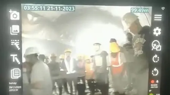 First visuals and videos of workers trapped in Uttarkashi tunnel emerge , প্রকাশ্যে এল উত্তরকাশীর সুড়ঙ্গে আটক শ্রমিকদের ছবি