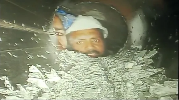 Regular walks yoga talking to relatives How 41 men are coping inside Uttarkashi tunnel , নিয়মিত হাঁটা যোগাসন আত্মীয়দের সঙ্গে কথা, এভাবেই উত্তরকাশীর সুড়ঙ্গের ভিতরে আটকে পড়া ৪১ জন শ্রমিক তরতাজা রয়েছেন