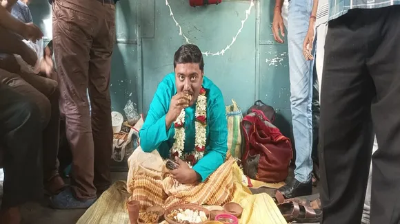Bachelor party celebrated at howrah tarkeshwar local train compartment