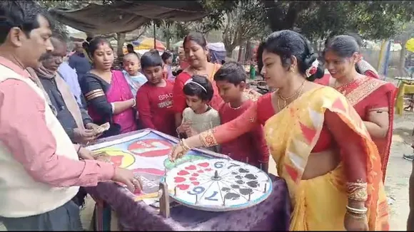 Gambling is going on under the watch of police in Malda , মালদার মোকাতিদিপুরে পুলিশের প্রহরাতেই চলছে জুয়া খেলা